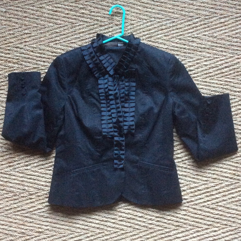 Beautiful Kenar ruffled jacket